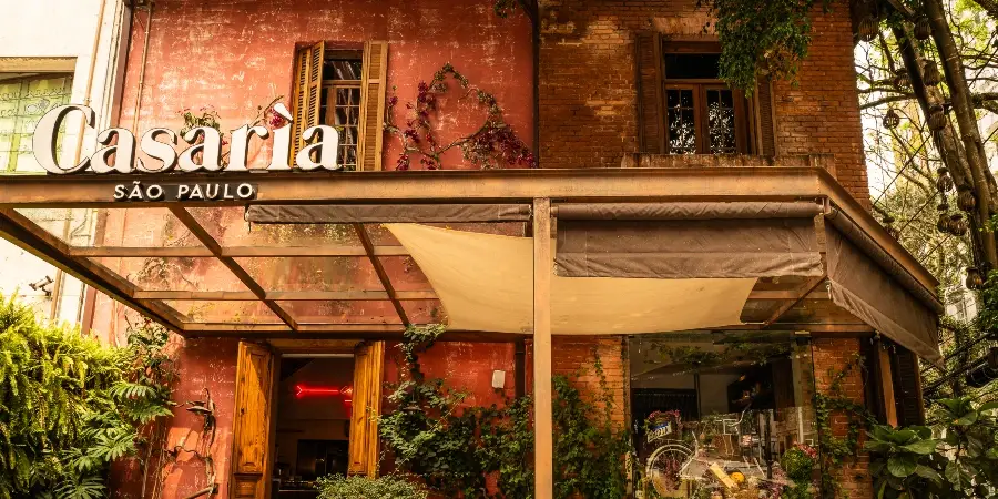Fachada do Casarìa, na esquina da Haddock Lobo com a Alameda Franca